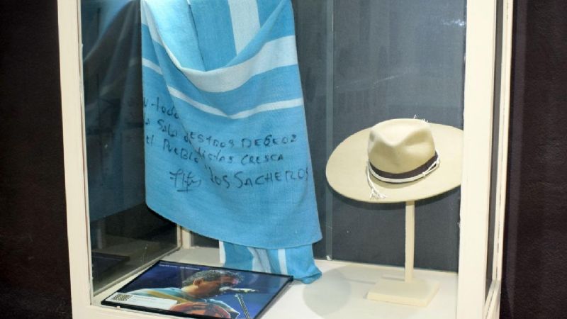 Artistas nacionales donaron prendas para el Museo de la Fiesta del Poncho