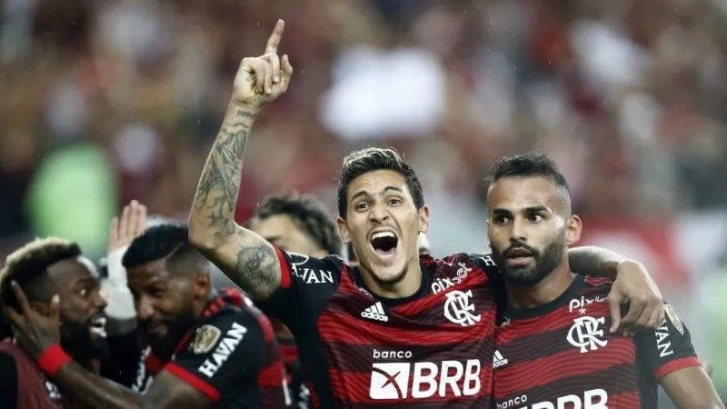 Flamengo eliminó a Corinthians, y espera por Vélez o Talleres