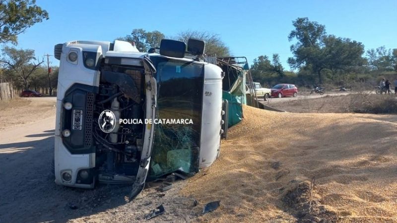 Camión que transportaba maíz volcó en La Paz