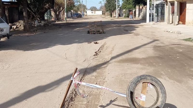 Calles de Valle Viejo se hundieron por las cloacas