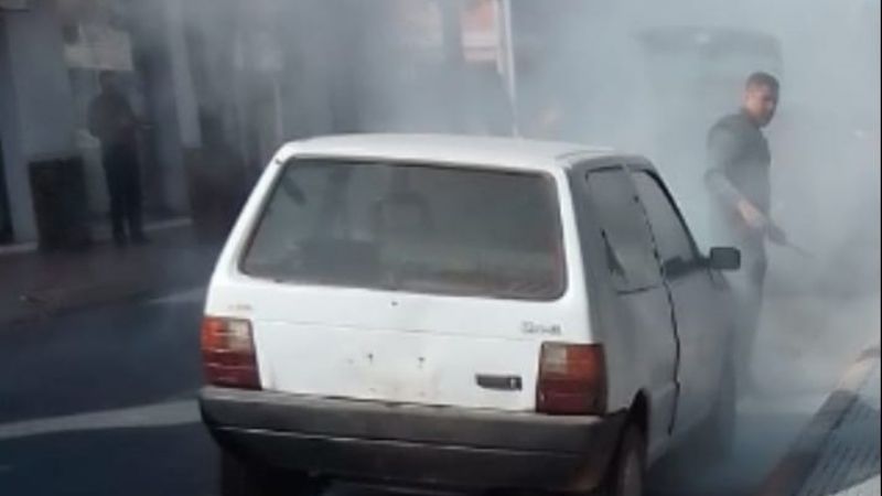 Se le prendió fuego el auto