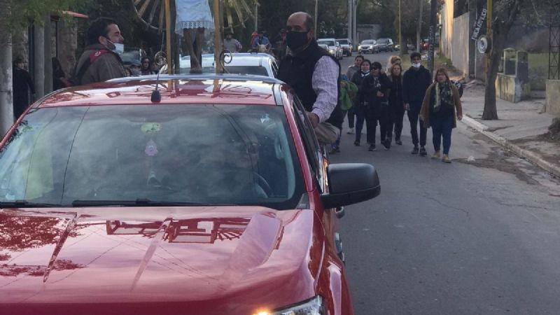 Feligreses de Fray Mamerto Esquiú en caravana de protesta