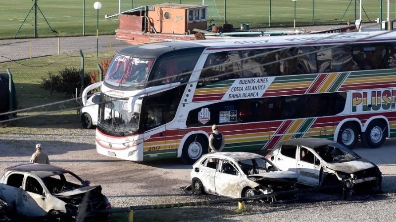 Protesta de los futbolistas tras incendio de autos en Aldosivi