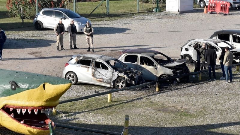 Protesta de los futbolistas tras incendio de autos en Aldosivi