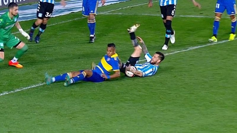 Racing y Boca igualaron en un clásico con polémico final