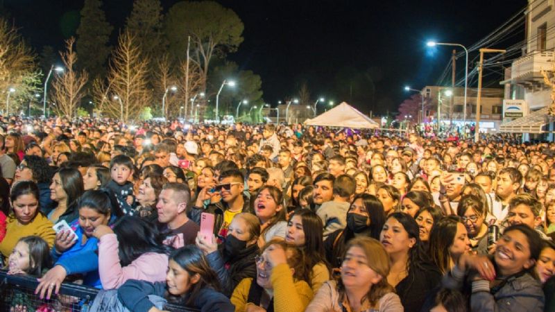 Karina hizo explotar con su música la plaza de Tinogasta