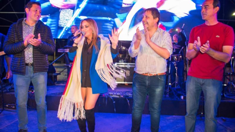 Karina hizo explotar con su música la plaza de Tinogasta