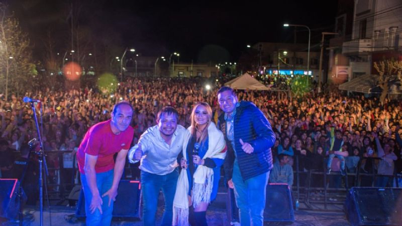 Karina hizo explotar con su música la plaza de Tinogasta