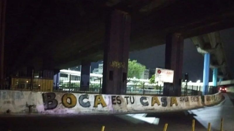 Pintadas para recibir a Tevez como DT de Central