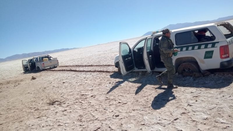 Narcos intentaron huir por las Salinas Grandes y quedaron empantanados
