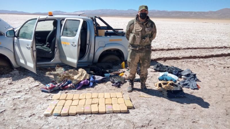 Narcos intentaron huir por las Salinas Grandes y quedaron empantanados