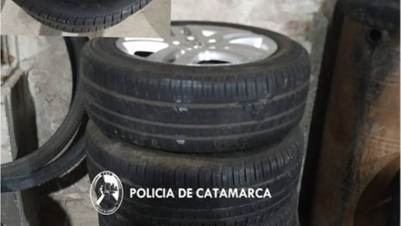 Le robaron las 4 ruedas del auto