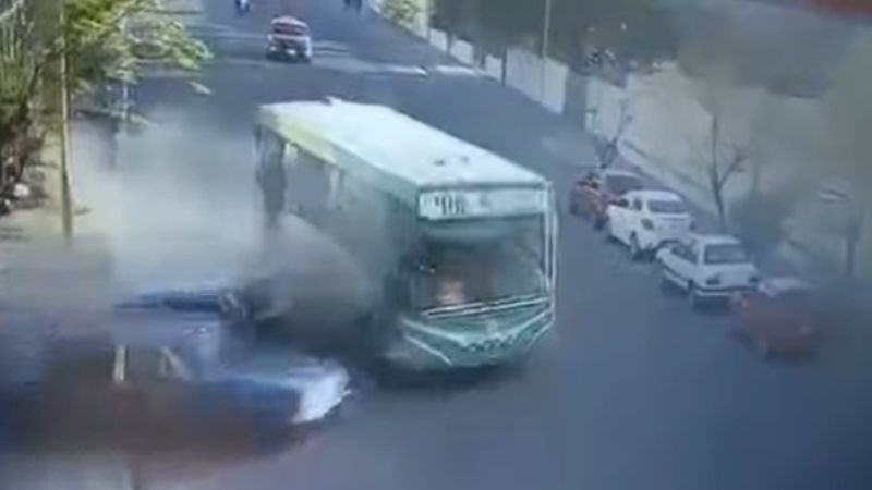 Colectivo fuera de control chocó contra autos estacionados