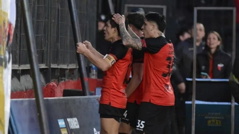 Huracán acecha en la cima; Colón ganó por la "Pulga"