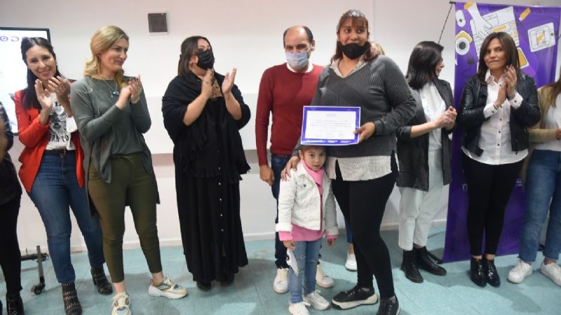Primera entrega de certificados del programa “Mujeres en Tecnología”