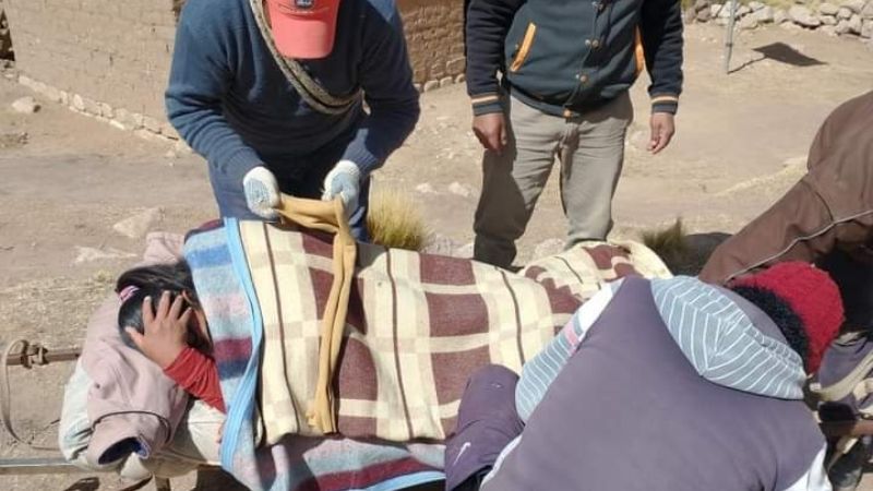 Trasladaron a pulso a una mujer enferma durante 6 horas