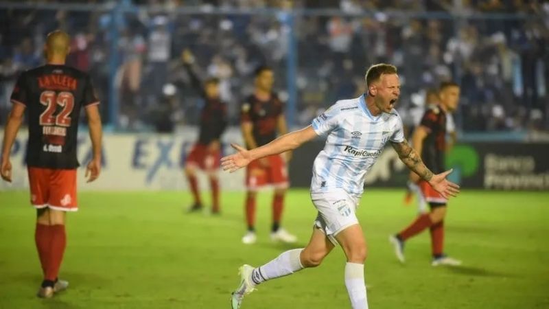 Atlético Tucumán goleó a Barracas y es más líder que antes