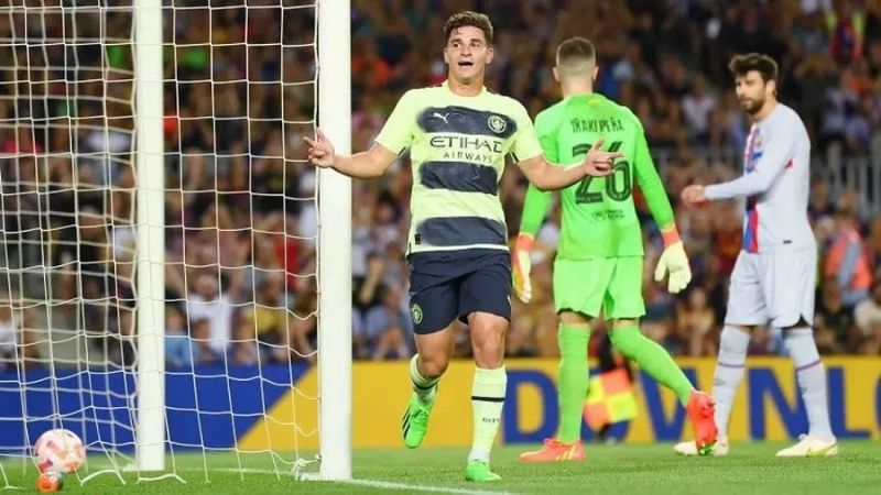 Insólito gol de Julián Álvarez en amistoso ante Barcelona