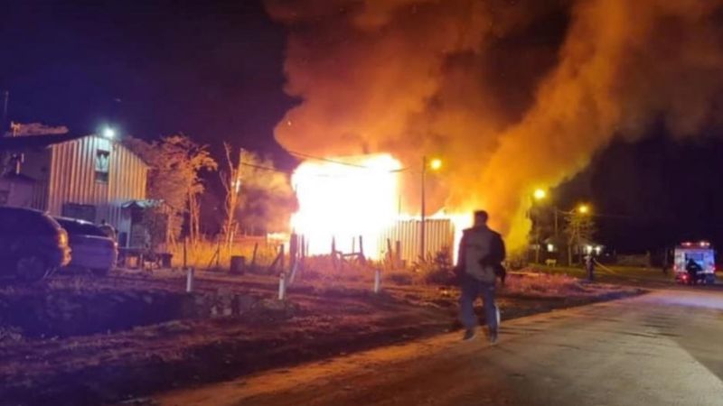 Un hombre prendió fuego la casa de su expareja con la mujer y su hija adentro