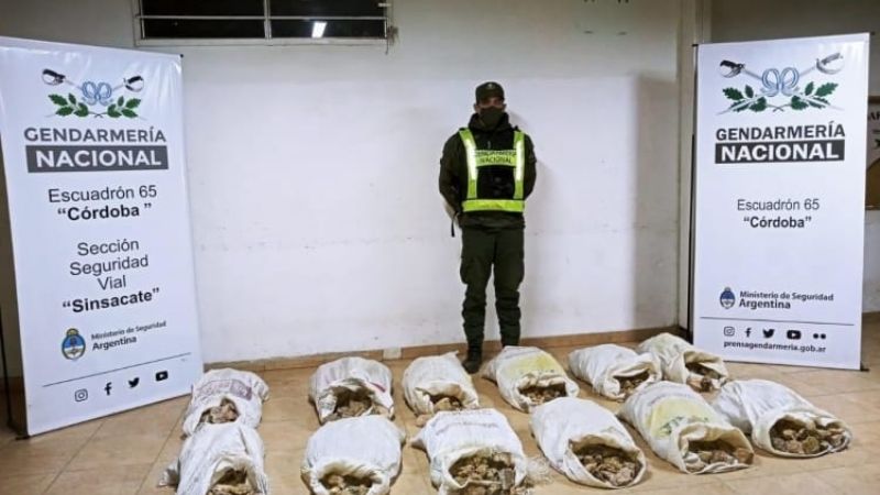 Llevaba bolsas con 4000 piedras de rodocrosita