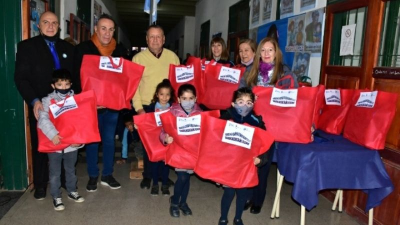 Alumnos de la Fray llevaron donaron frazadas al Hogar de Ancianos