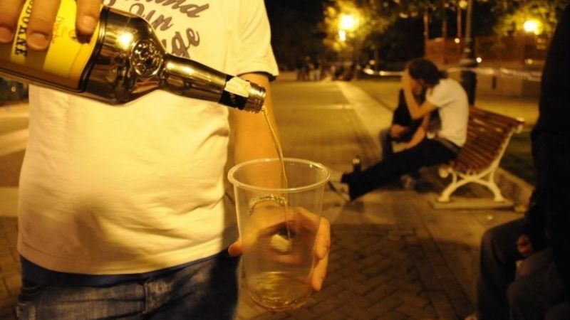 Detenidos por consumir bebidas alcohólicas en la vía pública