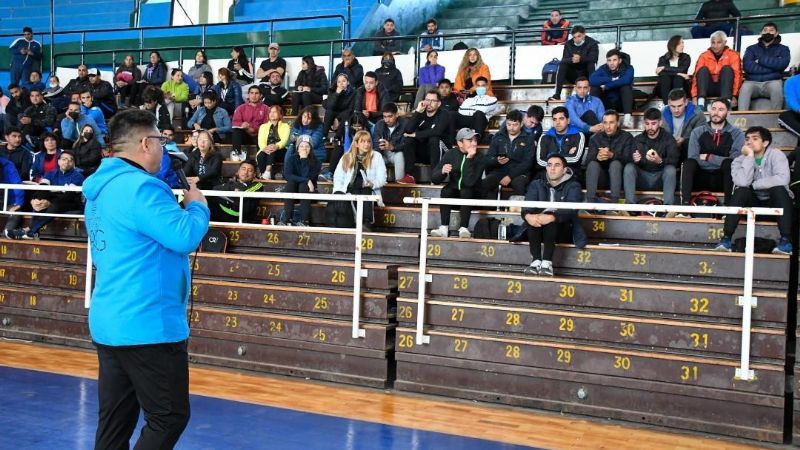 250 docentes de Educación Física y entrenadores se capacitaron en básquet