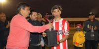 HOEL IBÁÑEZ recibe el trofeo para el subcampeón, Coronel Daza, que clasificó al torneo Provincial 2023.