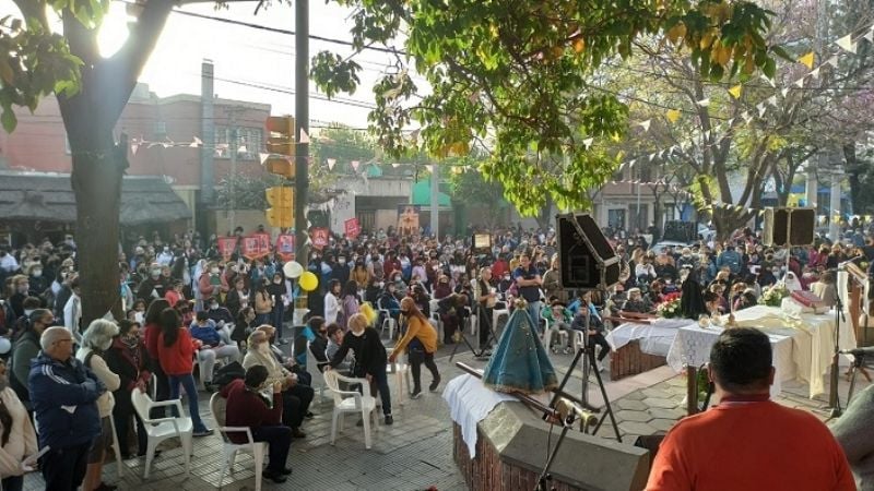 Colorida procesión en honor a Santa Rosa de Lima