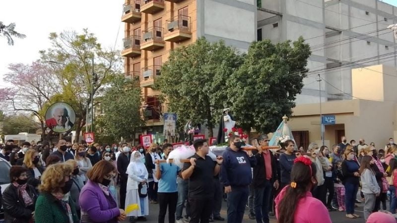 Colorida procesión en honor a Santa Rosa de Lima