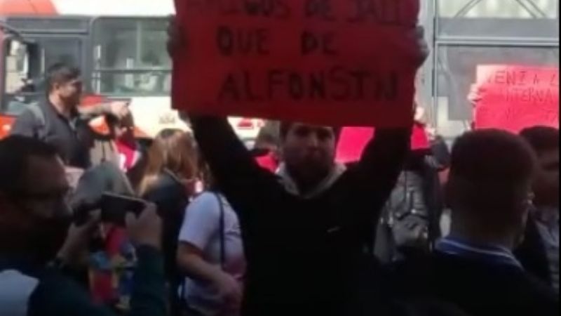 Jovenes radicales se manifestaron en la llegada de Negri