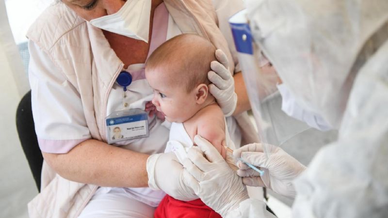 Inicia la aplicación de primera dosis a bebés de 6 meses y menores de 3 años