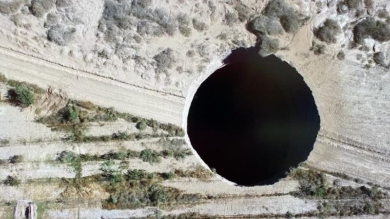 Investigan un misterioso agujero en la tierra cerca de una mina de cobre