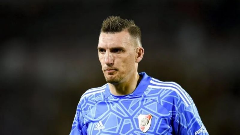 Armani cerca de una marca histórica en River