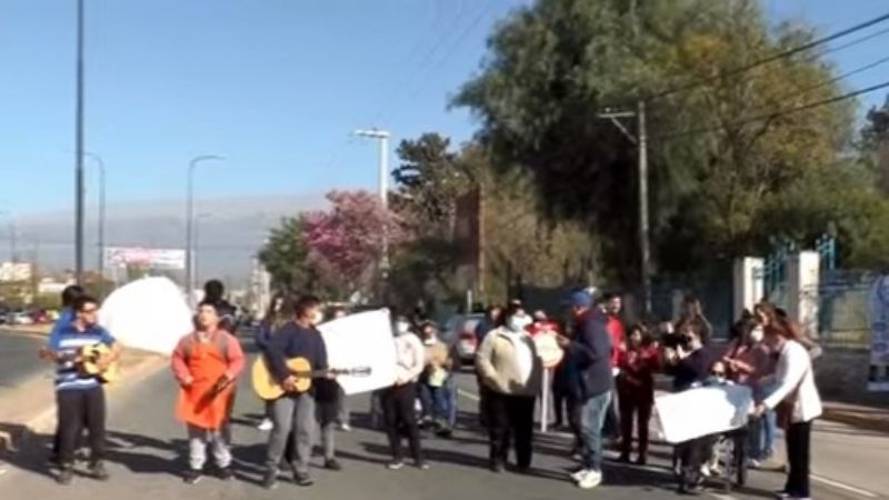 Padres y alumnos de APANE cortan avenida