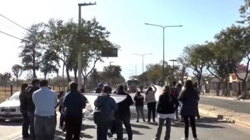 Padres y alumnos de APANE cortan avenida