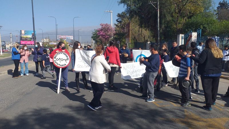 Padres y alumnos de APANE cortan avenida