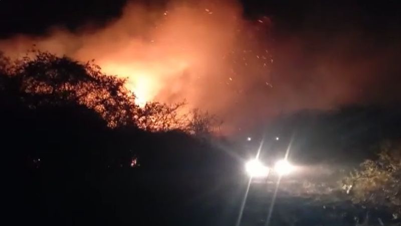 Descontrolado incendio en un campo en FME