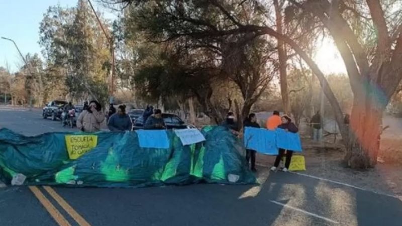 Padres cortan la ruta de ingreso ante la falta de solución