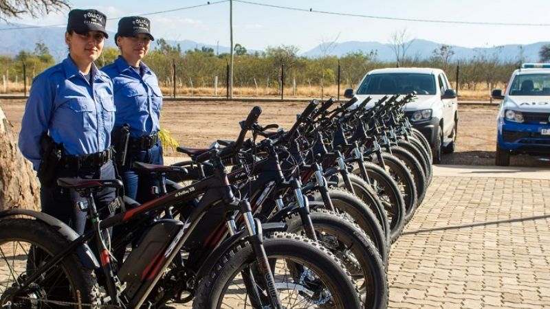 Jalil entregó móviles y equipamiento a la Policía de la provincia