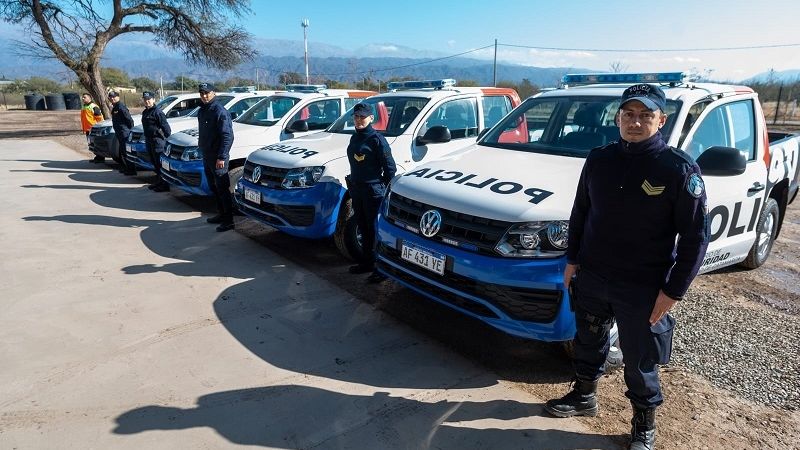 Jalil entregó móviles y equipamiento a la Policía de la provincia