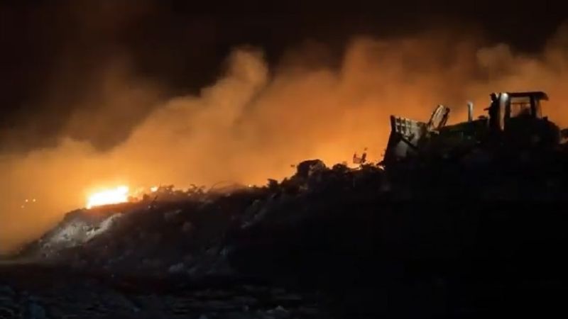 Voraz incendio en la planta de tratamiento de residuos