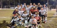 FESTEJO  de los jugadores de La Villa con la Copa y las camisetas anunciando que son 