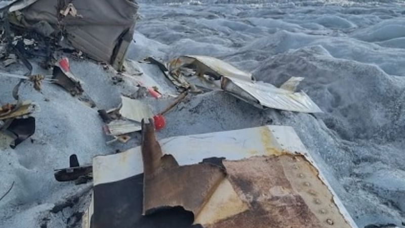 Por el deshielo de un glaciar encontraron  restos de un avión siniestrado hace 54 años