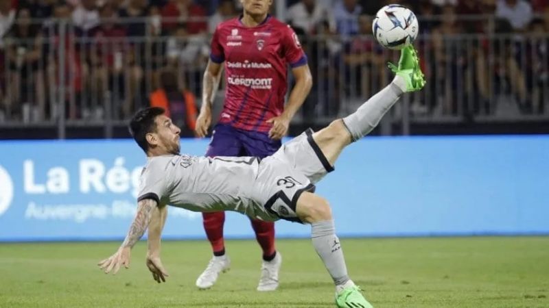 Espectacular chilena de Messi en la goleada de PSG