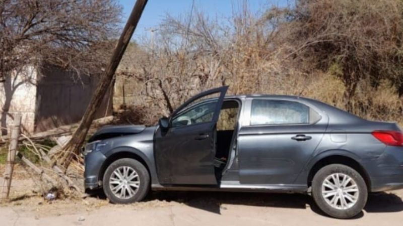 Auto chocó contra un poste de luz