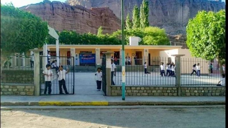 Padres de alumnos reclaman clases