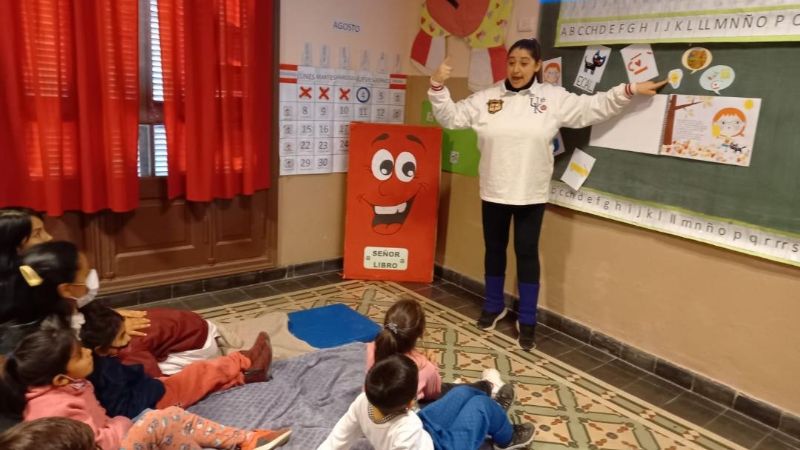 El proyecto "Cuentos para todos" visitó la Escuela de Educación Especial N°31 "Luisa María Sesín"