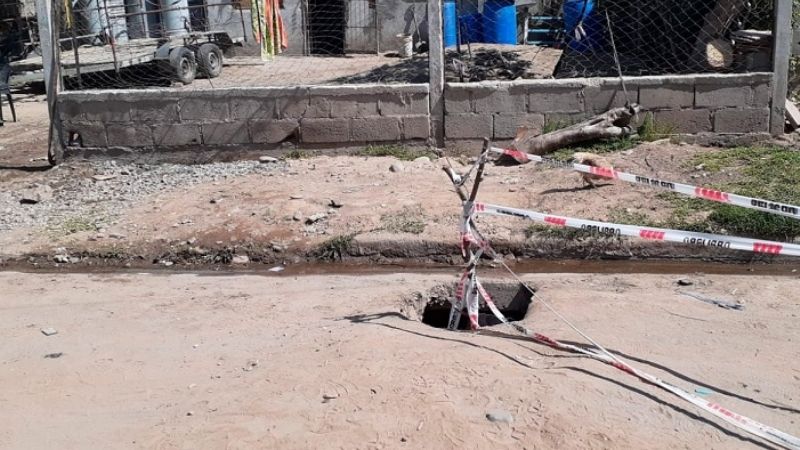 Afirman que conexión clandestina de cloacas generó hundimiento de asfalto