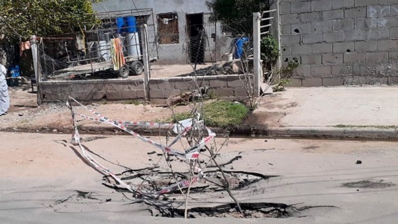 Afirman que conexión clandestina de cloacas generó hundimiento de asfalto